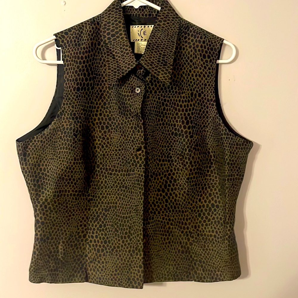 Women’s sleeveless silk top. Like new and perfect for a night on the town.